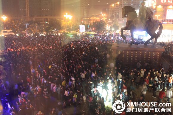人民广场·欢乐城:近4万市民平安夜圣诞狂欢 