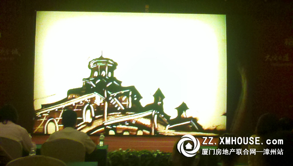 榕御:大宅之道,质领全城 415大客户答谢宴暨产品推介会盛启 XMHOUSE消息 4月15日,泰禾三盛地产精耕漳州5年品质巨作榕御大客户答谢宴暨产品推介会在漳州宾馆隆重开幕。下午3点半,在优雅的弦乐四重奏表演中,签到处已经聚满了前来答谢宴的来宾。在精彩的激光鼓表演过后,项目产品推介会正式拉开序幕。福建三钢房地产开发有限公司漳州分公司常务副总张荣华先生的精彩致辞,向来宾展示了榕御项目倾力营造的公园居住生活方式和顶级建筑的极致品质。 榕御大客户答谢宴暨项目推介会15日在漳州宾馆举行。 场