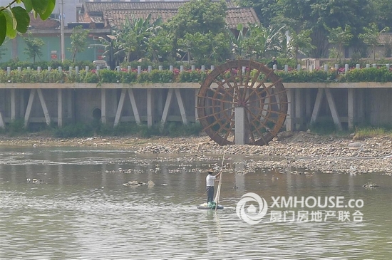 林语花溪 别墅施工加紧进行 沿溪堤岸建设中