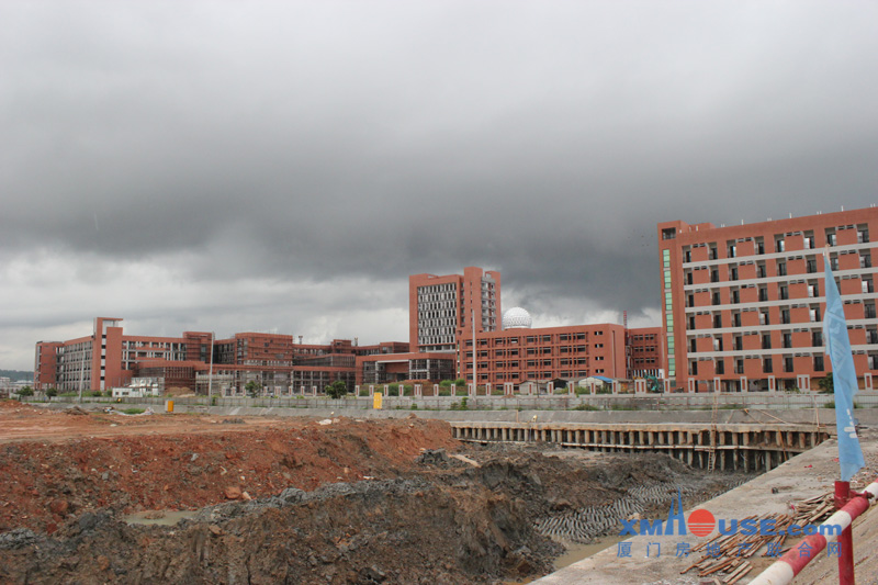 项目紧邻厦门双十中学漳州分校(红色建筑)