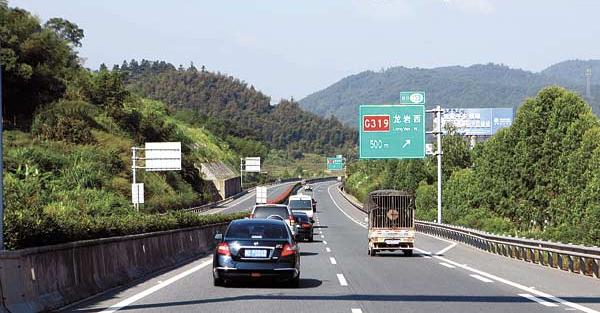 市领导检查厦蓉高速改扩建工程协调各方商讨解决